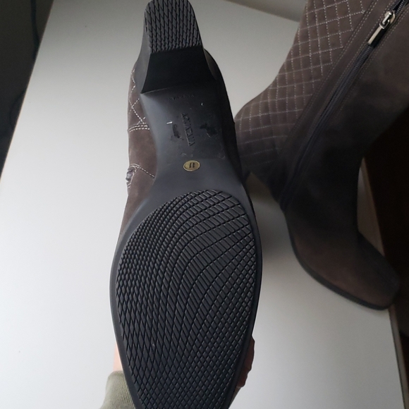 Aquatalia NWOT Italian Suede Boots - Picture 4 of 7